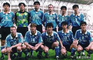 21年前的今天大连万达1比0八一 合影成经典 14位出场球员今何在？