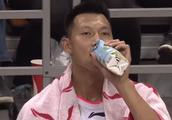 易建联为什么在比赛中从不喝饮料，只喝椰子汁？有什么功效吗？