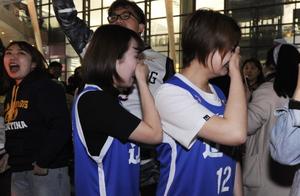 辽宁返沈阳，女球迷激动落泪，郭艾伦：下赛季从头再来