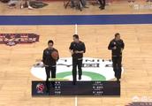 下半场一开场易建联就吃到第五次犯规，杨毅直接说各方面希望总决赛精彩一些，你怎么看？