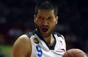 手握NBA冠军戒指，单手放到奥尼尔，遗憾CBA没能夺冠
