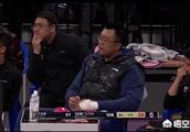 CBA半决赛辽篮再败新疆，辽宁球迷怒而提前退场，场边的韩德君脸色凝重，你怎么看？