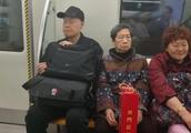 中国篮坛泰斗蒋兴权回沈阳，坐地铁低调出行，你对此怎么评价？