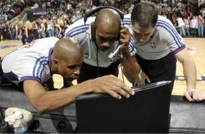 NBA出现争议判罚后，裁判观看回放会戴耳机，球迷：是在听声音？