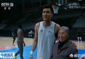 84岁老奶奶追星辽宁队20年，见到郭艾伦激动落泪，对此你怎么看？