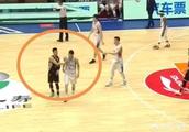 半决赛辽宁扳回一城，郭艾伦被李根恶犯后可兰立马将其护住，后者击掌致意，你怎么看？