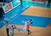 北京VS深圳，于德豪低头往翟晓川肘部下方钻险引发冲突，当时是什么情况？