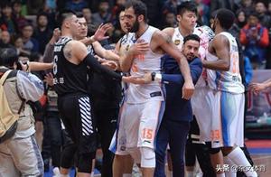 薪水300万却资产过亿！17岁与易建联成队友，坐拥1米7模特妻子