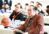 CBA总决赛G2，国家队主帅李楠观赛，其旁边的男士引发球迷热议，他是什么来历？