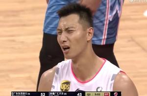 冤死！易建联体毛接触被吹第5犯！杨毅真敢说话：裁判决定比赛！