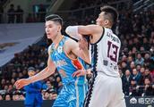 辽篮95-97不敌新疆，比赛中郭艾伦背后推搡阿不都，导致后者重摔在地，你怎么看？
