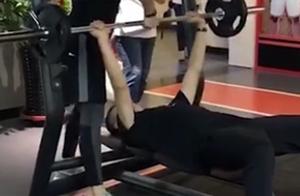 休赛期闲不住，郭士强健身房举铁
