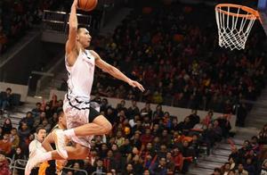易建联从NBA回来后，为什么扣篮方式改变了？三个理由告诉你真相