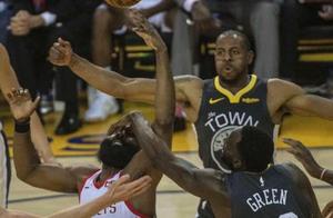 NBA改角斗场，CBA裁判遭表扬。肖华成“笑话”