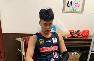 赵睿最新情况：后脑、腰部不适，有点头晕，目前已回到替补席