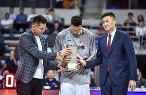 不打球也有500万年薪，坐拥“九”个CBA总冠军，与现任妻子很幸福