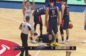 罕见！开场仅3秒赵睿就被“放倒”返回更衣室，而曾令旭却在笑