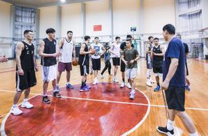 CBA上海大鲨鱼告别30多年老基地，李秋平率队最后一练