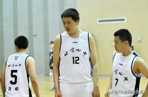 王治郅有心传授儿子内线技术，但他儿子的体重不允许！