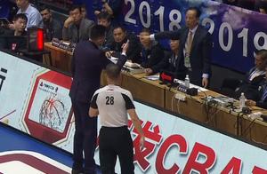 回表+扣分！CBA总决赛上演时间倒流，广东悍将绊人被补吹技术犯规