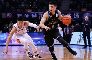CBA“拼命三郎”落选大名单，深受杜峰器重，与中国男篮渐行渐远