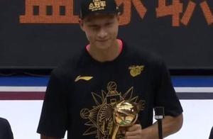 64投砍111分46板！易建联荣膺总决赛MVP，这能力不打NBA可惜了！