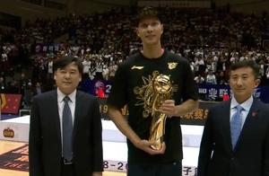 巅峰易！CBA总决赛G4轰37+16带队获总冠军，他无愧FMVP