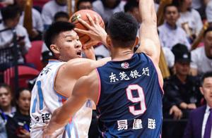 10中2合砍4分！新疆两大强援彻底颓废，送出西热+2000万太亏了！