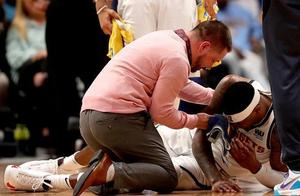 NBA上演惊险一幕!1人血流不止，赛后还呼吸困难!球迷高呼坎特滚出