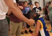 小朋友穿库里球衣参加坎特篮球训练营，却被坎特强行套上一件T恤，坎特为啥这样做？