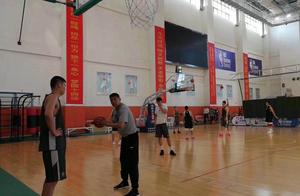 山东男篮这张夏训图令人感动，球迷感慨：这是在传承