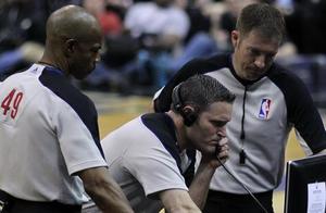 NBA有没有人敢揍裁判？大虫罗德曼战绩彪悍。可代价惨重
