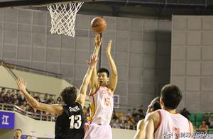 又一位超级内线横空出世！已引起NBA关注，却面临无球可打局面！