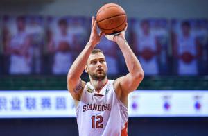  CBA小姚明场均27+14，重返NBA秒变2+1，娇妻获赞最美嫂子！
