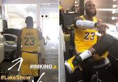 NBA比赛中，球星们每次都穿颜色特别的球鞋，是耐克单独给做的，还是以后会上市？