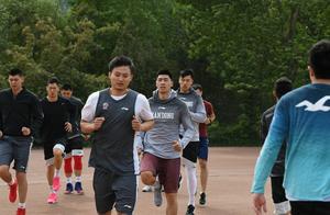 山东男篮吹响集结号，教练组大调整，巩晓彬用一席话回应小丁去留
