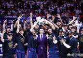广东男篮队员赵睿到队长周鹏家里做客吃烧烤，娇妻亲自下厨，为什么不见其他队友身影？