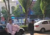 郭士强在母亲节不忘时髦一把，送给郭艾伦奶奶一大束鲜花，你怎么评价辽篮的郭氏叔侄？