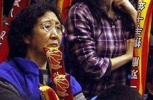 伟大母亲！姚妈妈教子有方，王治郅母亲为子看大门，易妈妈最朴素