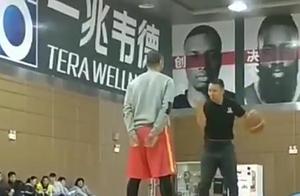 笑哭了！广东名宿教训队员别乱胯下 模仿蔡徐坤动作毫无违和感
