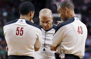 NBA裁判在线解答球迷们对季后赛比赛吹罚的各种疑问