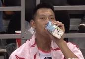 CBA比赛间隙，为什么易建联只选择喝椰子水，不像其他队友喝功能性饮料呢？