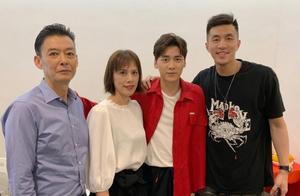 真爱！李易峰生日会遭男粉丝表白 亲切喊话：郭艾伦，是不是你？