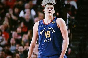 这个“组织后卫”以自己的赘肉作为基本统治了NBA内线