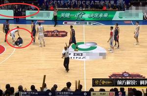 不愧男篮第一人，赵睿重摔后，易建联一举动彰显好人品