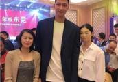 广东男篮夺冠球迷答谢会，易建联与女球迷合影获称赞，对此你如何评价？