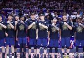 广东男篮夺冠后，一位身着易建联球衣的女球迷失声痛哭，观众无不为之动容，你怎么看？