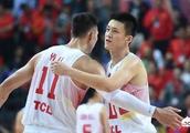 广东夺冠后，为什么易建联会冲出替补包围，第一时间选择和周鹏拥抱呢？