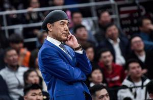 新疆总决赛被广东横扫后，董事长侯伟做出一决定：续约阿的江5年