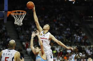 中国男篮最明亮的新星，为何现在无球可打，却有球队争着要他